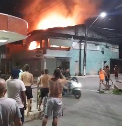 Incêndio atinge residência em Maracanaú após moradora deixar vela acesa