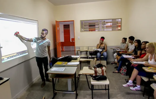 Pé-de-Meia: programa dará R$ 2 mil por ano a alunos de baixa renda do ensino médio