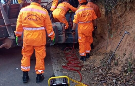 Motorista fica preso às ferragens de caminhão após colidir com uma barreira