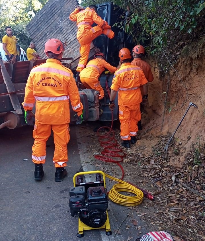 Motorista fica preso às ferragens de caminhão após colidir com uma barreira