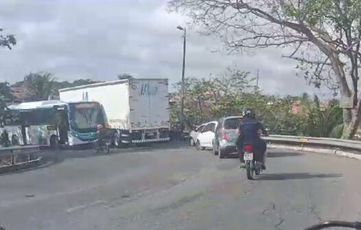 Caminhão e ônibus colidem na subida de viaduto na Messejana, em Fortaleza