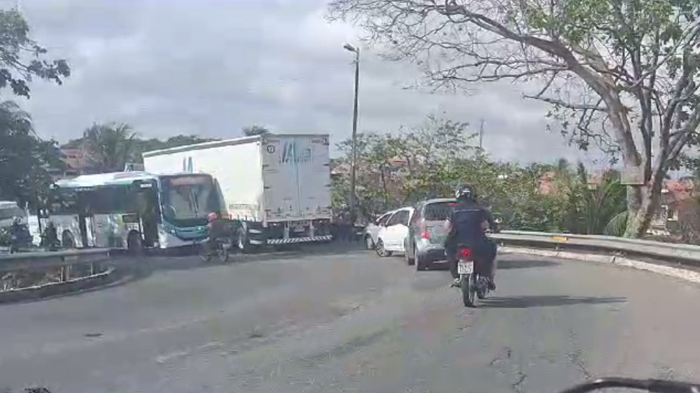 Caminhão e ônibus colidem na subida de viaduto na Messejana, em Fortaleza