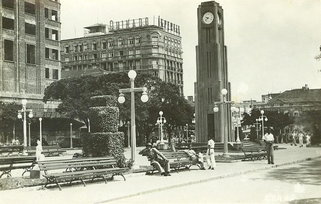 Coluna da Hora original, montada em 1933, em registro do início da década de 1960.