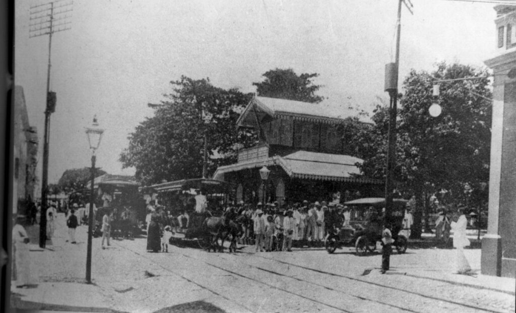 Em 1908, movimentação de bondinhos e em cafés do local