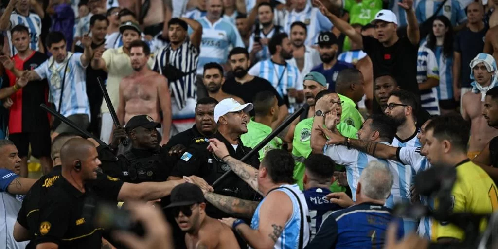 Brasil x Argentina, no Maracanã, tem pancadaria entre torcedores; jogo  atrasa em meia hora