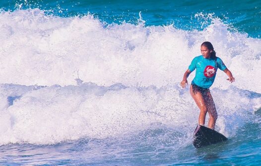 Juventude na Onda: projeto disponibiliza ajuda de custo para instrutores de surf