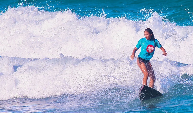 Juventude na Onda: projeto disponibiliza ajuda de custo para instrutores de surf