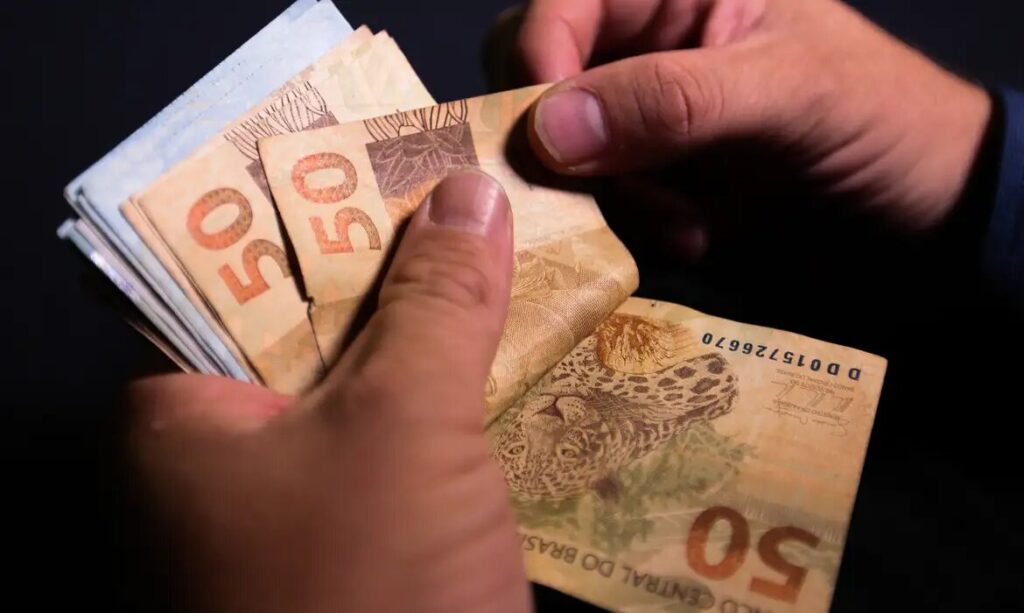 Valor previsto para salário mínimo em 2025 é de R$ 1.502