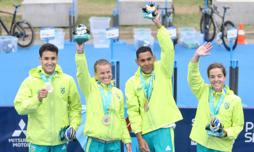 Cearense Vittoria Lopes é medalha de  ouro no revezamento misto do triatlo