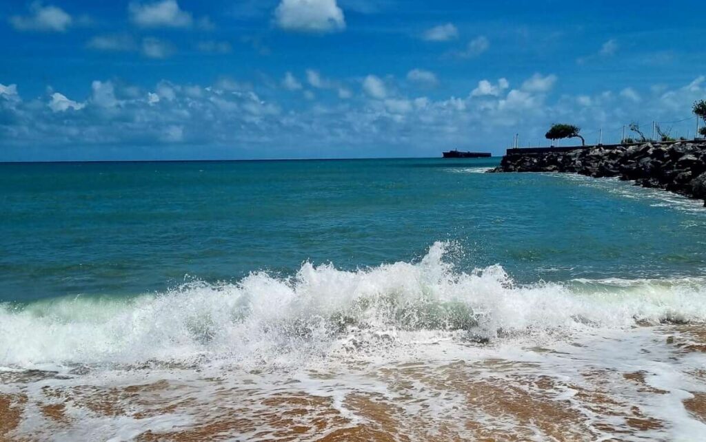 Orla de Fortaleza possui 24 trechos próprios para banho neste fim de semana