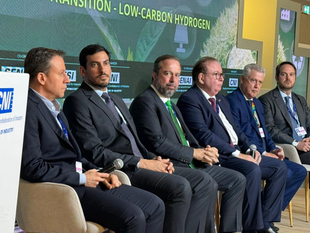 Presidente da Fiec modera painel sobre hidrogênio verde durante a COP28