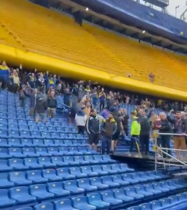 Javier Milei, sócio do Boca Juniors, é xingado por torcedores do time