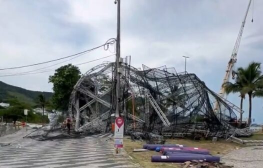 Árvore de Natal de 50 metros desaba em Niterói dias antes da inauguração