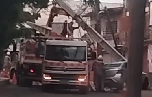 Caminhão colide em poste no Conjunto Ceará e bairro fica sem energia