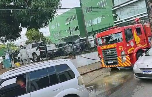 Incêndio atinge quatro veículos em estacionamento de delegacia em Fortaleza