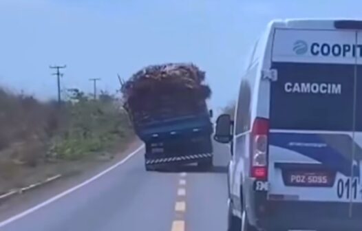 Caminhão é flagrado com carroceira torta e quase tombando em estrada no Ceará