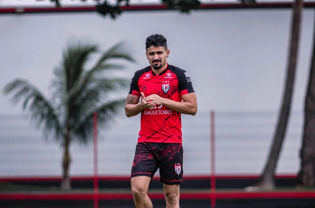 Ceará encaminha acerto com o zagueiro Ramon Menezes, do Atlético-GO