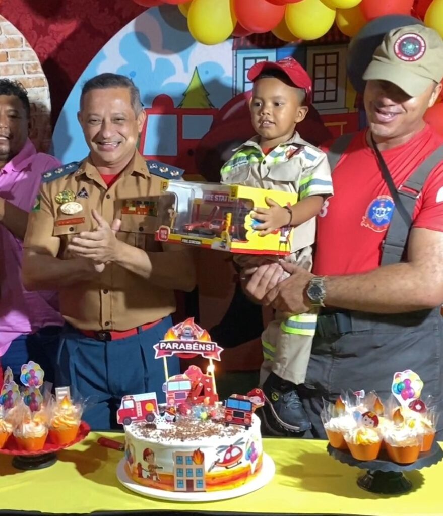 Bombeiros realizam sonho de criança em seu aniversário de 4 anos, em Sobral