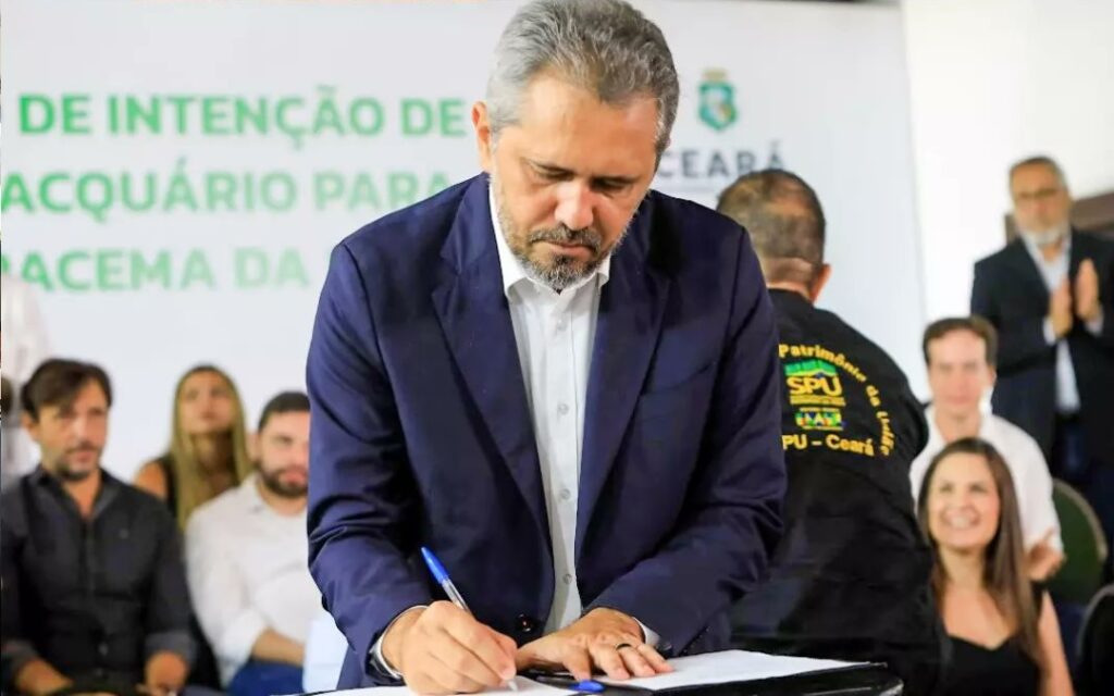 Elmano assina protocolo para doar estrutura do Acquario à UFC