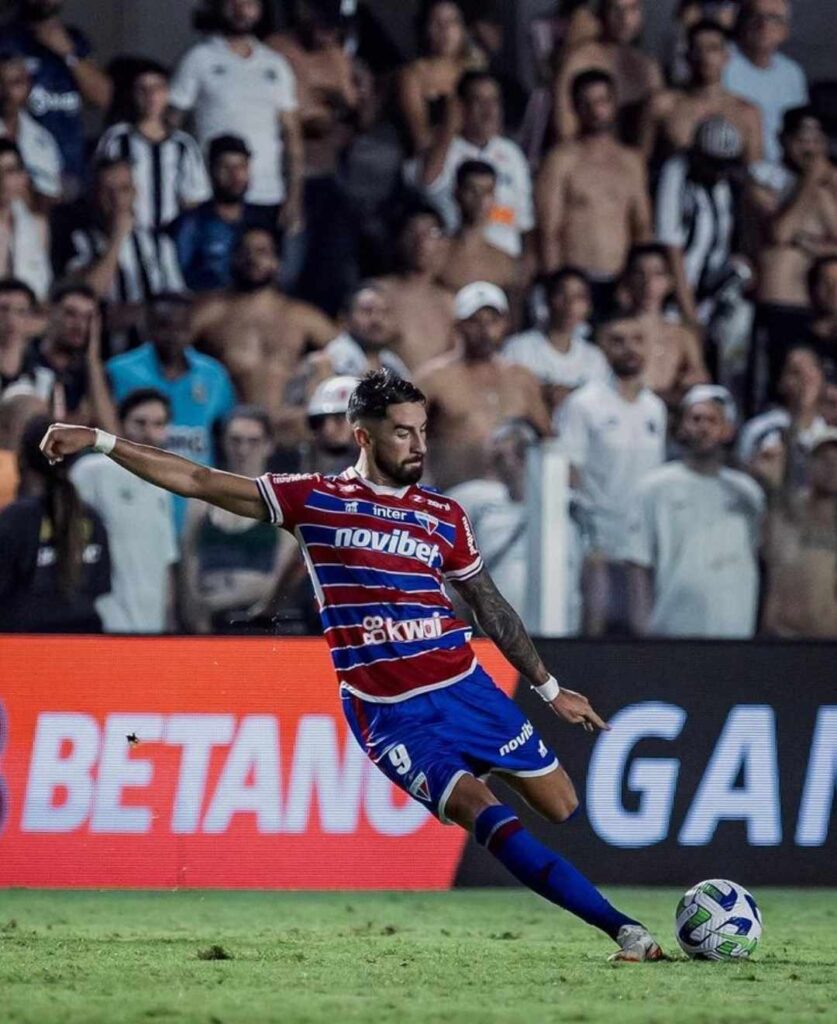 Com direito a 'Gol que o Pelé não fez', Fortaleza rebaixa Santos na Vila histórica