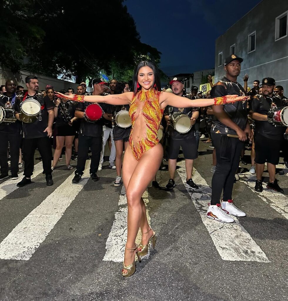 Look de Mileide Mihaile atrai olhares em ensaio da Independente Tricolor