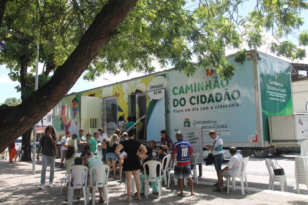 Caminhão do Cidadão leva serviços a 12 comunidades em Fortaleza e quatro cidades do interior