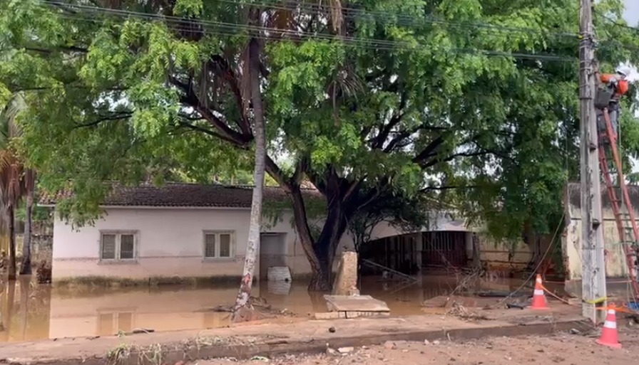 Chuva de 104 milímetros causa alagamentos e transtornos em Juazeiro do Norte, no Ceará