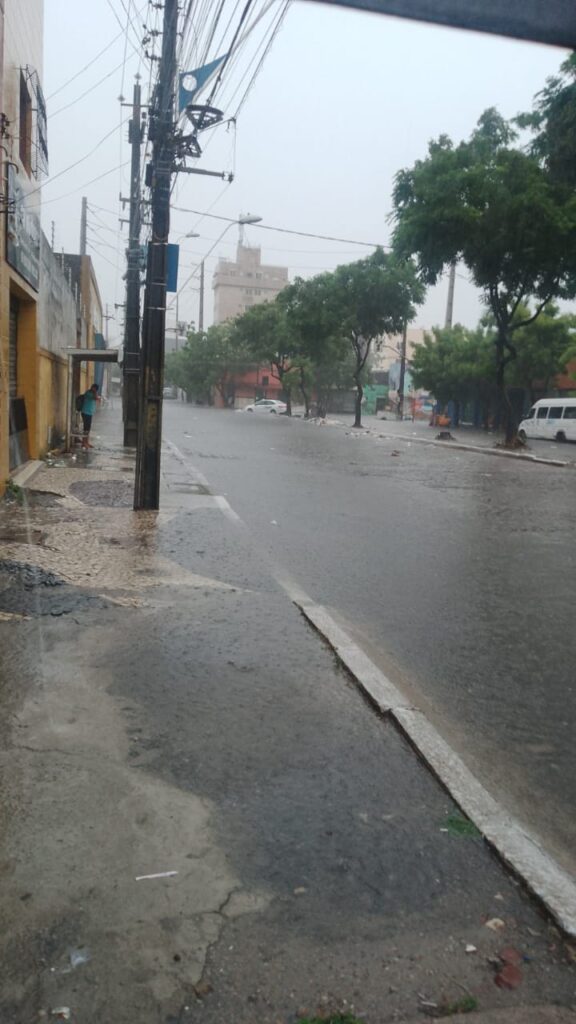 Chuva intensa deixa pontos de alagamento em Fortaleza e no interior nesta segunda-feira (18)