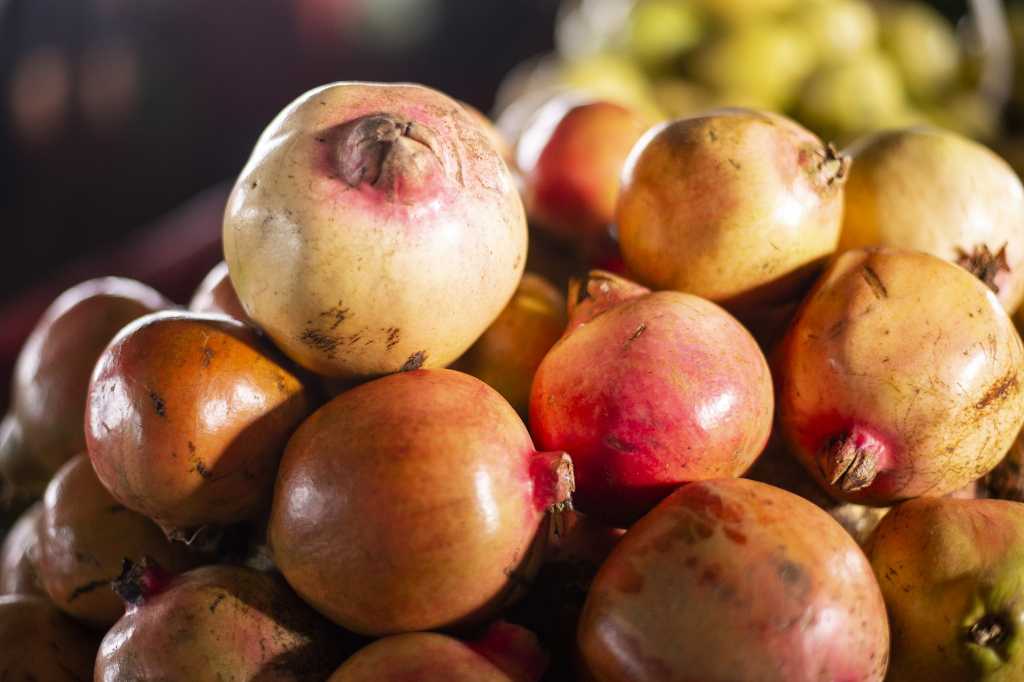 O romã traz inúmeros benefícios para a saúde, a fruta deve ser consumida o ano todo.