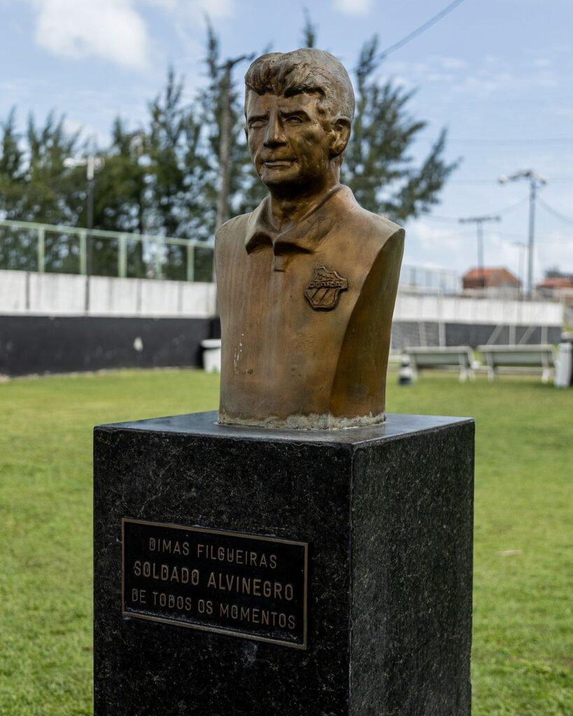 Dimas Filgueiras está eternizado com estátua na sede do Ceará, em Porangabuçu