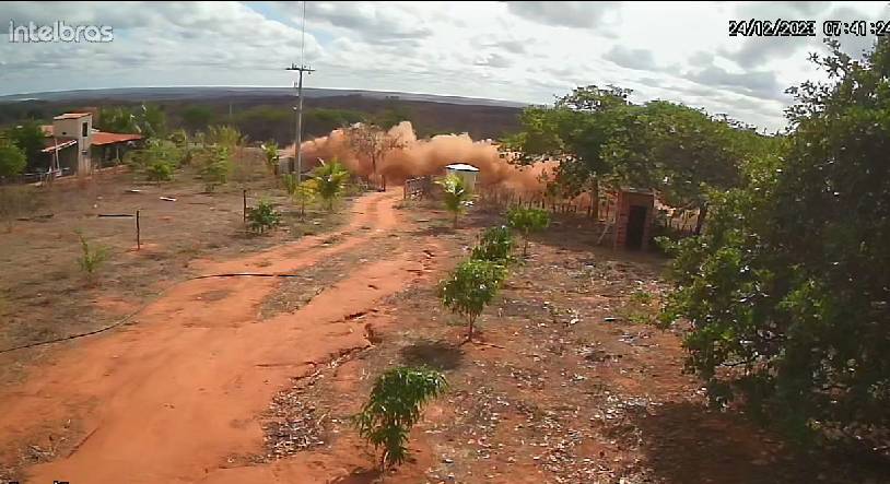 Jovem de 21 anos morre após capotar caminhonete em estrada do interior do Ceará