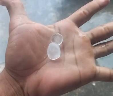 Moradores registram chuva de granizo em Coreaú nesta terça-feira (26)