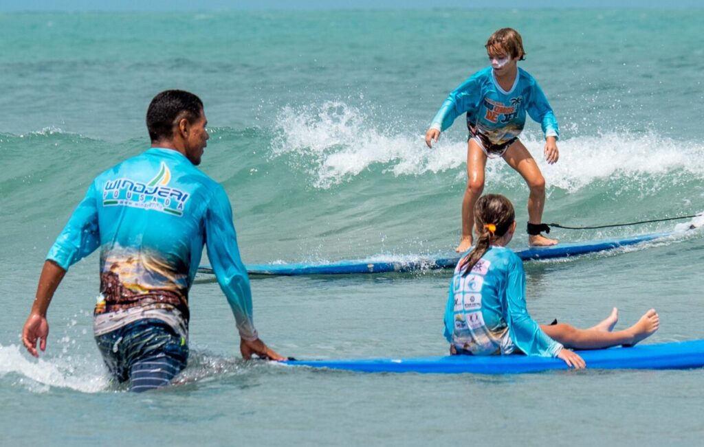 Nas Ondas de Jeri: projeto ensina esportes aquáticos a crianças de Jericoacoara