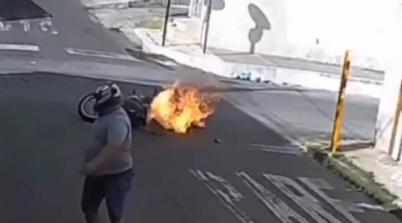Motociclista cai de moto e veículo pega fogo em rua do interior do Ceará