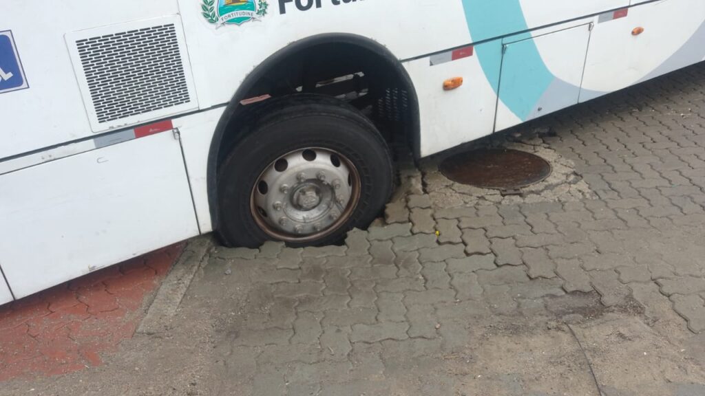 Pneu de ônibus é engolido por cratera no Centro de Fortaleza