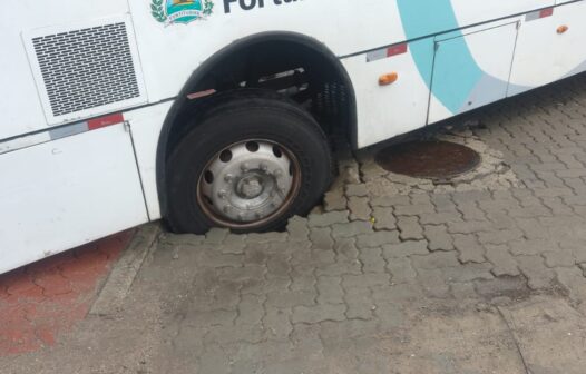 Pneu de ônibus é engolido por cratera no Centro de Fortaleza