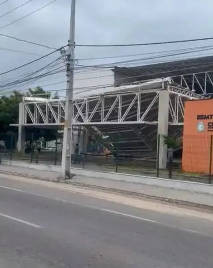 Teto de escola desaba em Fortaleza e atividades são suspensas até janeiro