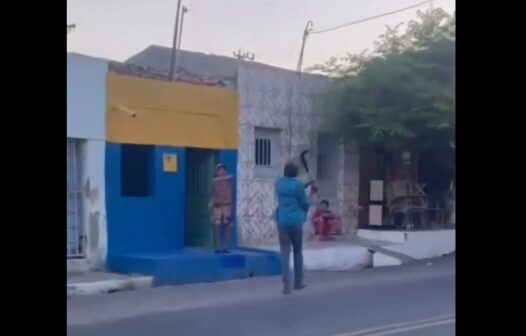 Vídeo registra briga de foice entre dois homens no meio da rua em Juazeiro do Norte