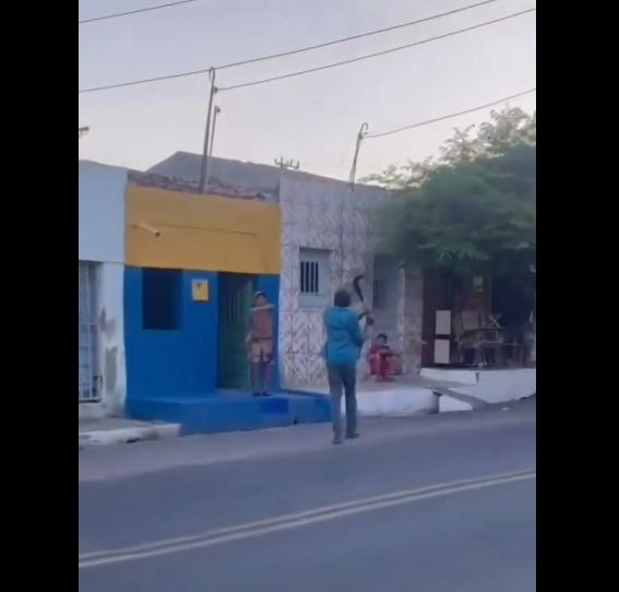 Vídeo registra briga de foice entre dois homens no meio da rua em Juazeiro do Norte