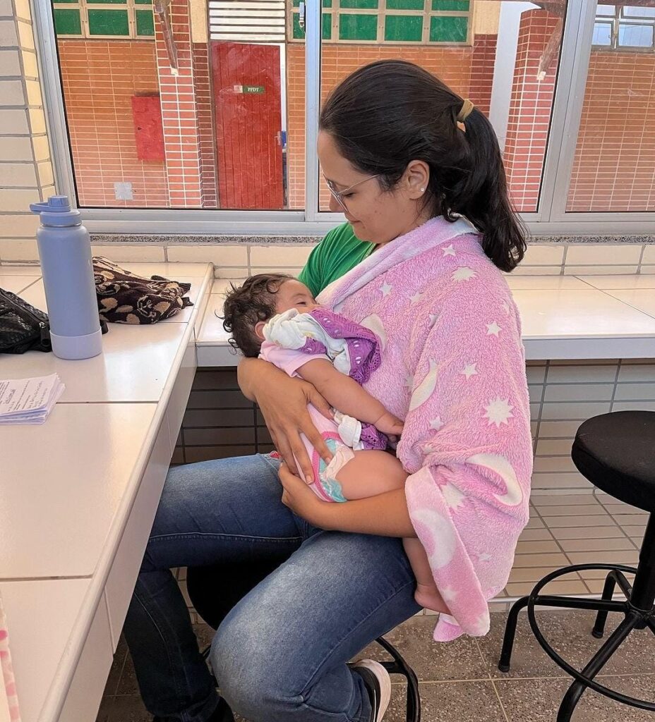 Professora cuida de bebê pra mãe apresentar trabalho escolar