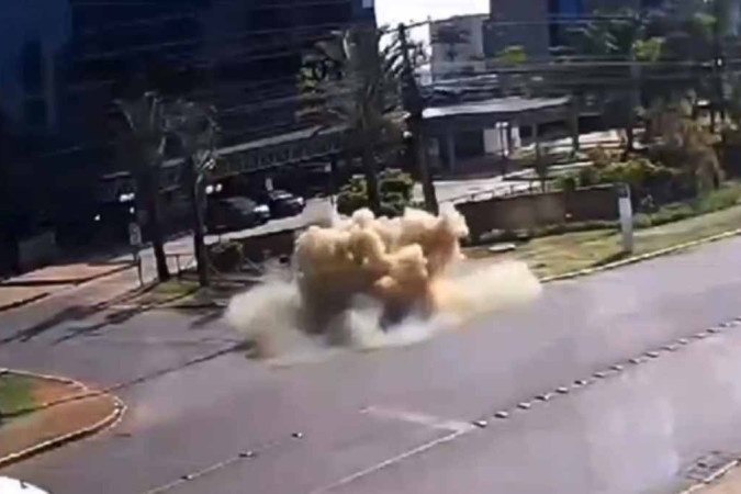 Bueiro explode na Asa Norte e mobiliza Corpo de Bombeiros do Distrito Federal