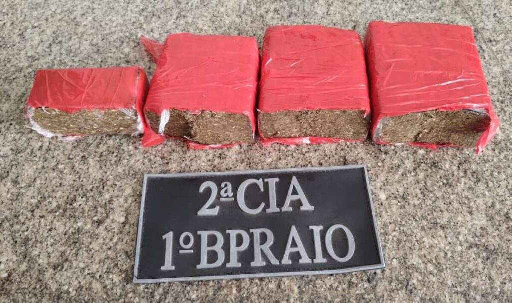 Polícia apreende um quilo de maconha em residencial no bairro Siqueira