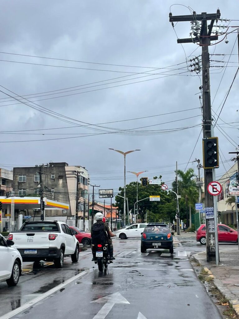 Fortaleza amanhece com chuva e semáforos apagados neste domingo (10)