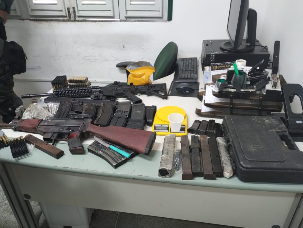 Armas, drogas e mais de 500 munições são apreendidas dentro de casa em Fortaleza