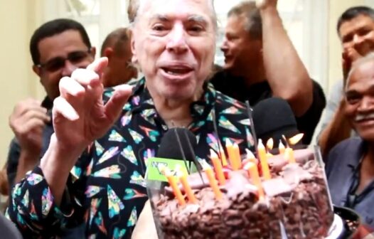 No dia do aniversário, Silvio Santos recebe homenagem de fãs e revela que irá voltar à TV: “Tô com preguiça”