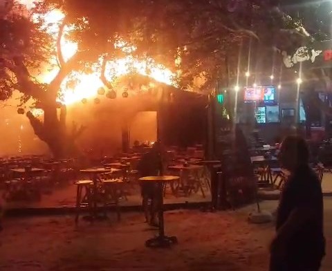 Incêndio atinge restaurante em Jericoacoara e população ajuda controlar chamas