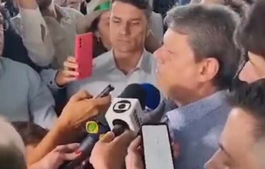 Piso cede durante entrevista coletiva de Tarcísio de Freitas no interior de SP