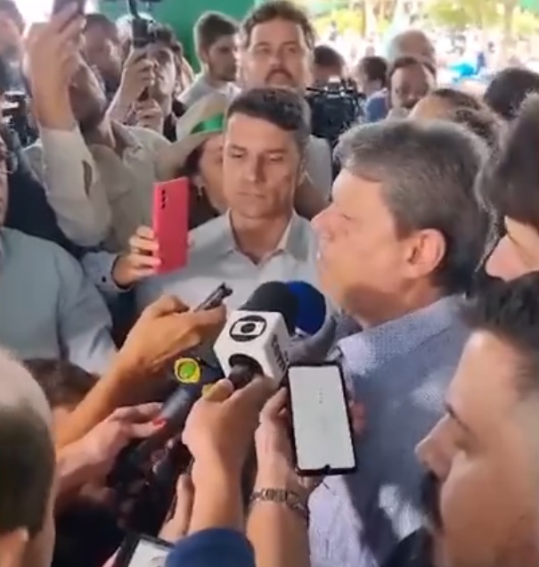 Piso cede durante entrevista coletiva de Tarcísio de Freitas no interior de SP