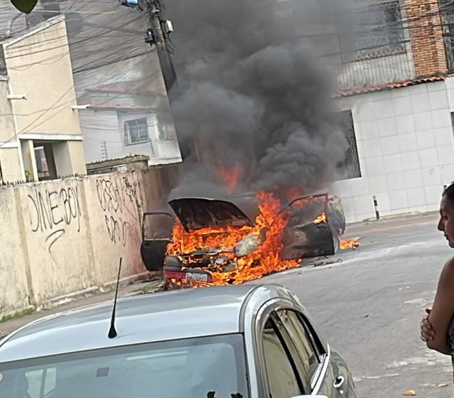 Carro pega fogo na rua em Fortaleza e motorista consegue sair do veículo