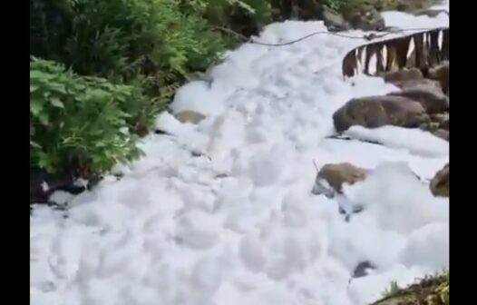 Acidente com caminhão derrama ácido sulfônico em rio de Santa Catarina